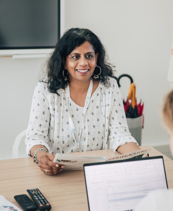 Une collaboratrice qui échange dans un bureau