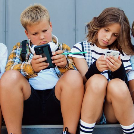 Risques des réseaux sociaux pour la santé des adolescents : comprendre l’alerte de l’ANSES