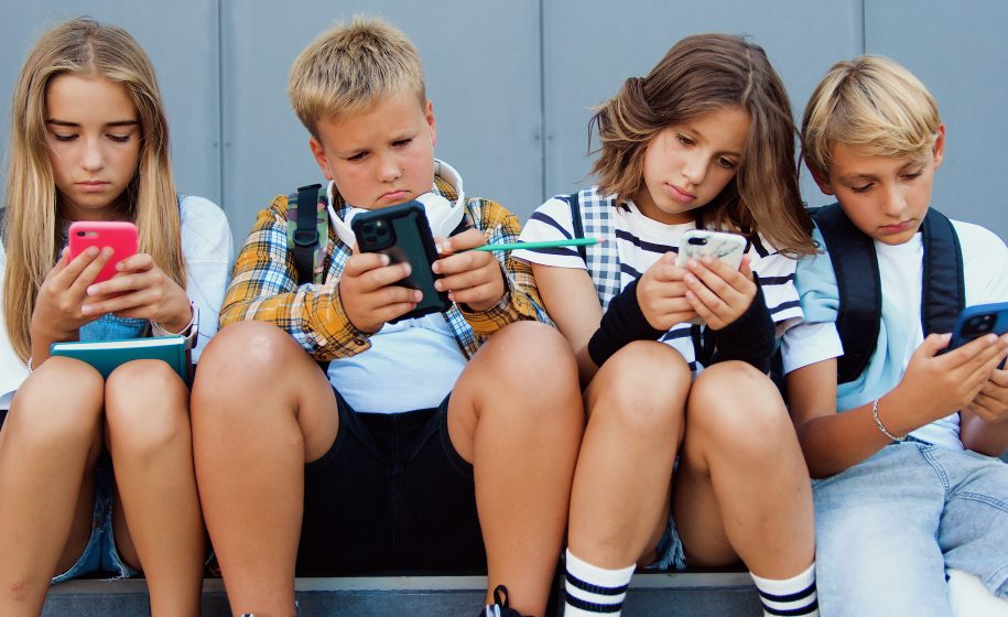 Risques des réseaux sociaux pour la santé des adolescents : comprendre l’alerte de l’ANSES