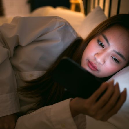 Doomscrolling : quand l’actualité anxiogène envahit nos écrans