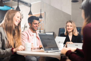 Groupe de collaborateurs qui travaillent en souriant